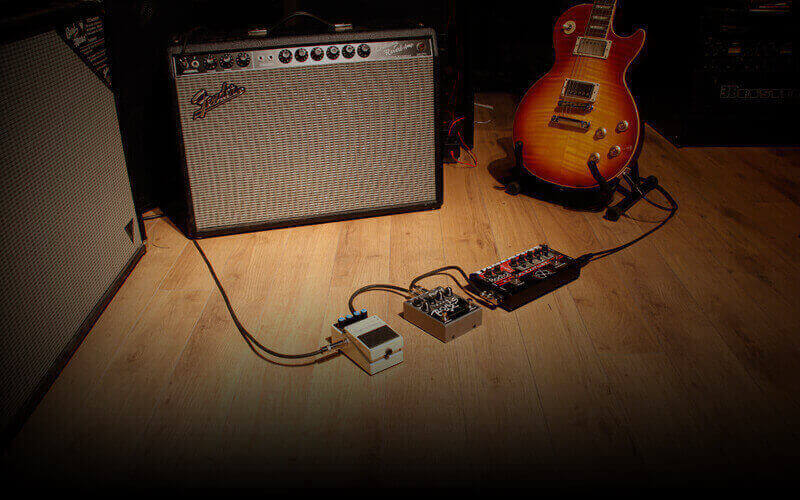 Amplificador con guitarra eléctrica