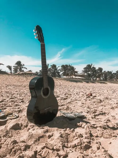 Guitarra Clásica en la arena de la playa
