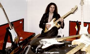 Ritchie Blackmore con alguna de sus guitarras