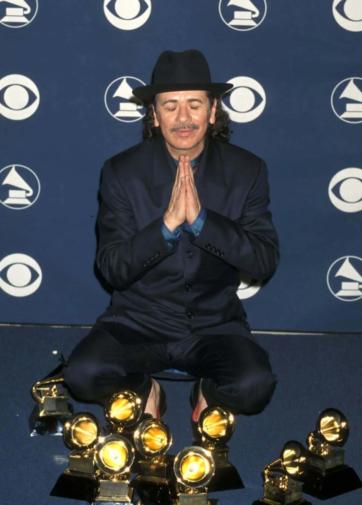 Santana rodeado de Grammys