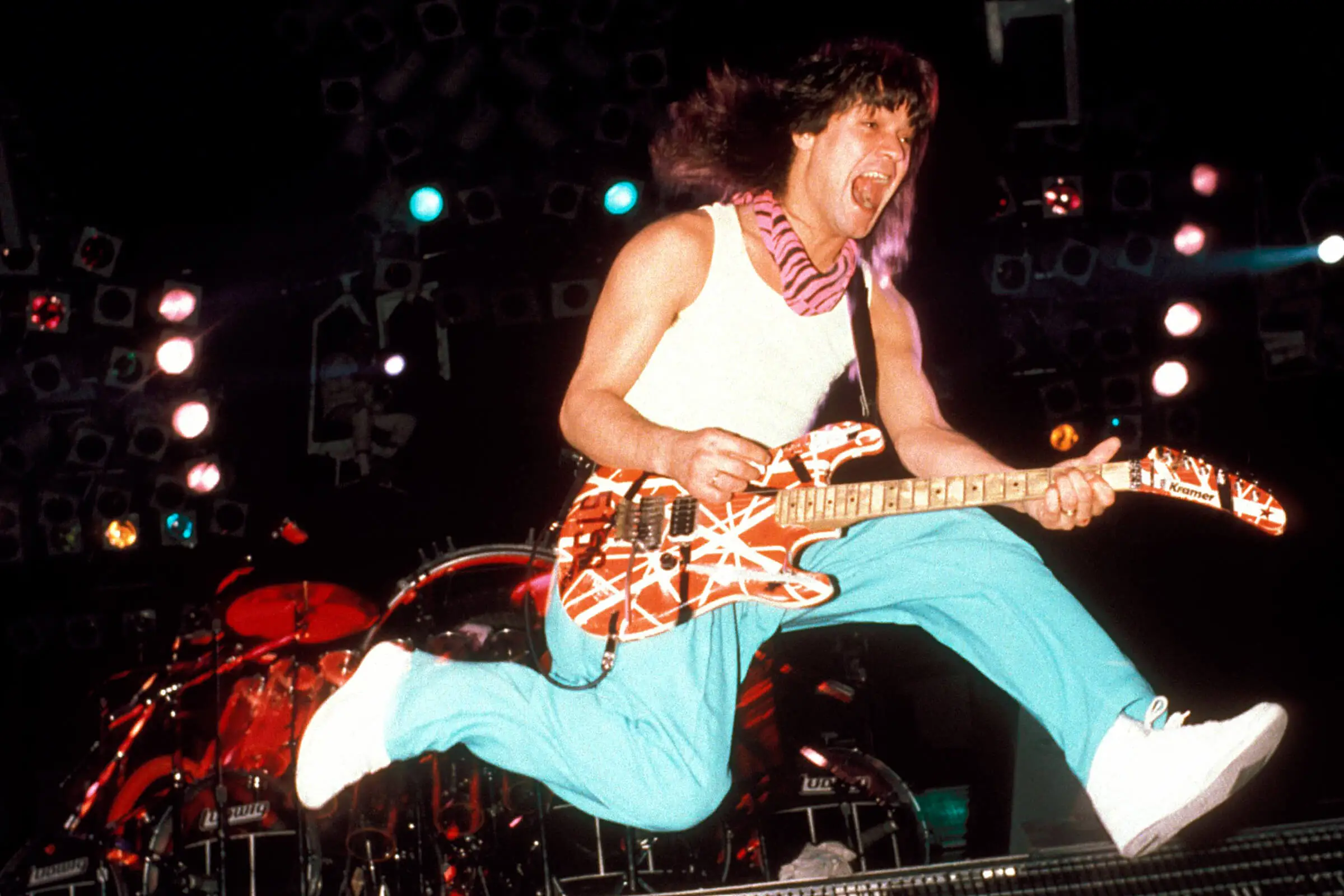 Eddie Van Halen con su famosa guitarra Kramer