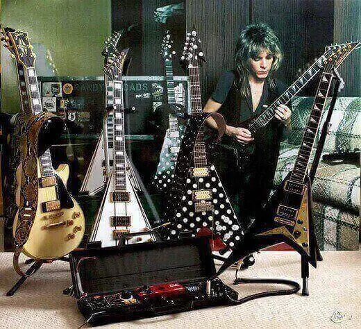 Randy Rhoads rodeado de guitarras