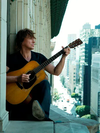 Richie Sambora con guitarra acústica